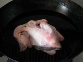 锅中注入水，放入鸡，将水烧开，煮2分钟捞出沥干水分。