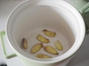 姜洗净，切成片码放在砂锅底部。