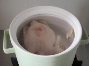 把焯水的鸡放入砂锅中，加入适量的清水。