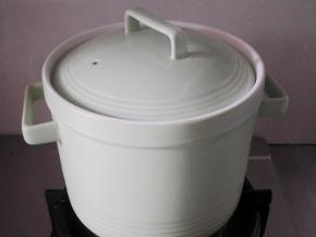  盖上盖子，转微火，煲至1小时30分钟。