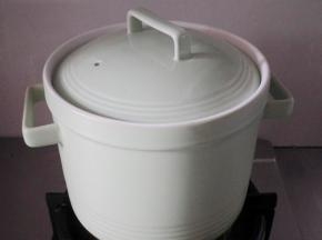  盖上盖子，转微火，煲至1小时30分钟。