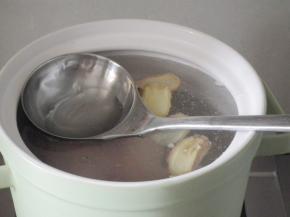 中火加热，一边加热一边用勺子把血沫清理干净。