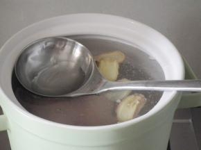 中火加热，一边加热一边用勺子把血沫清理干净。