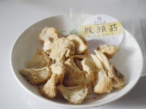 速冻的猴头菇解冻。