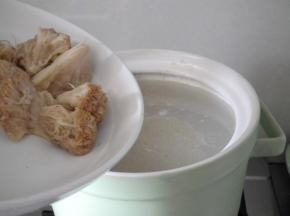 加入猴头菇。继续煲至1小时。