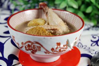 将汤汁盛出加点盐搅拌均匀即可食用。