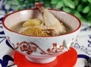 将汤汁盛出加点盐搅拌均匀即可食用。