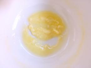 发酵面团的时候来做椰蓉馅，先将黄油隔水加热至融化