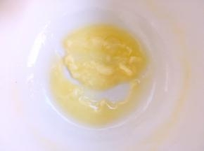 发酵面团的时候来做椰蓉馅，先将黄油隔水加热至融化