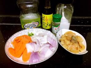 胡萝卜切片、圆葱切块、姜切丝，鸡胸从中间片开，在斜刀切成片，用料酒和黑胡椒抓匀淹渍10分钟。