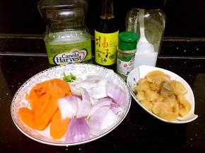 胡萝卜切片、圆葱切块、姜切丝，鸡胸从中间片开，在斜刀切成片，用料酒和黑胡椒抓匀淹渍10分钟。