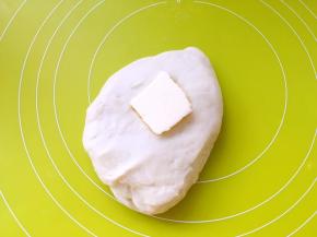 加入黄油，继续揉均匀