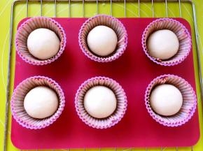 烤箱放碗热水，整理好的面团入烤箱二次发酵至两倍大