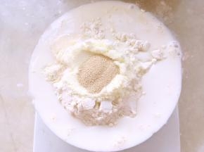 加入牛奶，用筷子活成面团，我是用手揉面的，如果用机器，建议减少10克牛奶