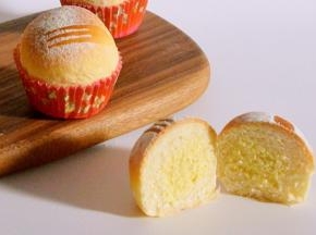 出炉晾至手温装保鲜袋密封保存，奶香味浓郁的椰蓉小餐包就做好啦，刚出炉特别好吃