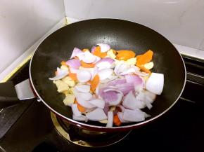倒入圆葱块翻炒。