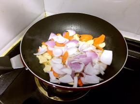 倒入圆葱块翻炒。