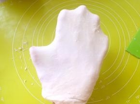 大雪推揉10分钟左右，面团光滑，可以将面团抓起摔打几下，反复揉搓摔打几次后，面团富有弹性，可以撑出稍稍厚一点的手套膜即可