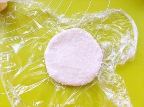 取一份松弛好的面团，盖保鲜膜擀大一点