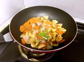 出锅前撒上少许小葱即可装盘。