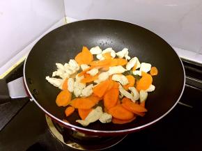 倒入胡萝卜片翻炒均匀。