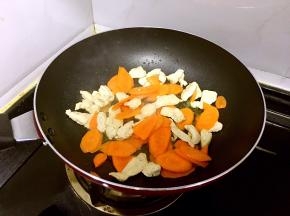 倒入胡萝卜片翻炒均匀。