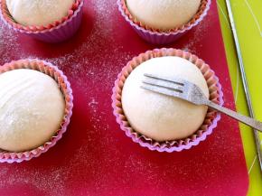 面团发酵好后取出，烤箱预热180度，用自己喜欢的刀叉做装饰，筛入适量的高筋面粉入烤箱160度烤20分钟