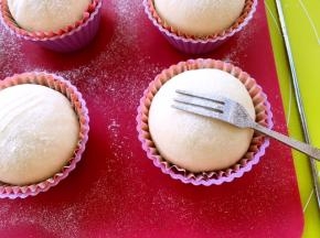 面团发酵好后取出，烤箱预热180度，用自己喜欢的刀叉做装饰，筛入适量的高筋面粉入烤箱160度烤20分钟