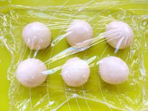 将面团用手掌滚圆，滚圆的时候力度要轻一些，滚至表层没有大气泡即可，盖保鲜膜松弛10分钟