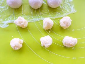 冰箱取出椰蓉馅，分成6等份，滚成圆球