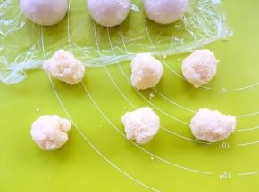 冰箱取出椰蓉馅，分成6等份，滚成圆球