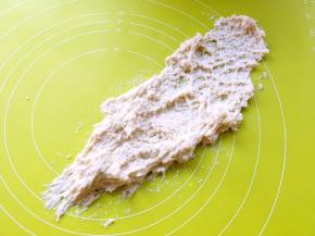 将活好的面团倒在揉面垫上，用手掌一直向前推揉，之后再收回来，刚开始面团水份大一些，会有点粘手，没关系的，等面团出筋后就不粘手啦