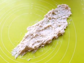 将活好的面团倒在揉面垫上，用手掌一直向前推揉，之后再收回来，刚开始面团水份大一些，会有点粘手，没关系的，等面团出筋后就不粘手啦