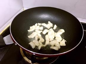 炒锅烧热倒入油。放入姜丝爆香，倒入鸡胸炒制变色。