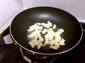 炒锅烧热倒入油。放入姜丝爆香，倒入鸡胸炒制变色。