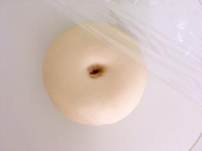 发酵好的面团用手指按下去会有个圆圆的洞，面团会有轻微的回弹，有点像肚脐眼