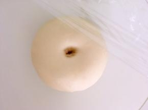 发酵好的面团用手指按下去会有个圆圆的洞，面团会有轻微的回弹，有点像肚脐眼