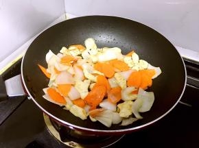 圆葱断生后倒入又伊鲜柚子酱油，在按个人口味放入盐调味。