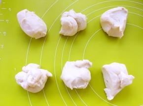 将发酵好的面团分成6等份