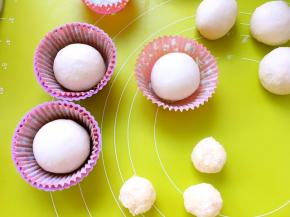 之后将面团整好圆形，放入纸杯拖内