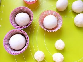 之后将面团整好圆形，放入纸杯拖内