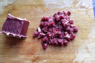 牛肉一块，取适量切成细丁丁；