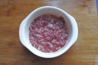 清水抓洗两次后，调入少许盐、料酒、淀粉腌渍一下；