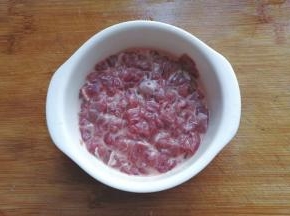 清水抓洗两次后，调入少许盐、料酒、淀粉腌渍一下；