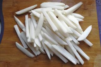 白萝卜两个，切成筷子粗的条状；