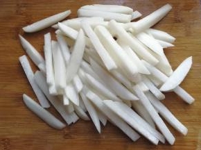 白萝卜两个，切成筷子粗的条状；