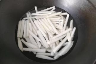 锅中加适量水，放入萝卜条，调入少许盐和食用油；