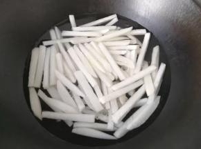 锅中加适量水，放入萝卜条，调入少许盐和食用油；