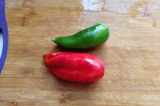 青红椒各一个；
