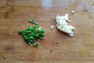 再准备蒜末，葱花备用；